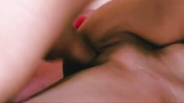 Asyalı komşum evime geliyor ve onu siktiğimde hoşuna gidiyor