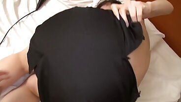 Saki yatak odasında köpek stili pozisyonunda derinlemesine sikilmeyi seviyor